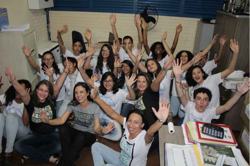 A sala da diretora Flávia (de branco, à frente) se tornou movimentada e não só para falar de problemas | Foto: Marilia Lima/Esp. CB/D.A Press