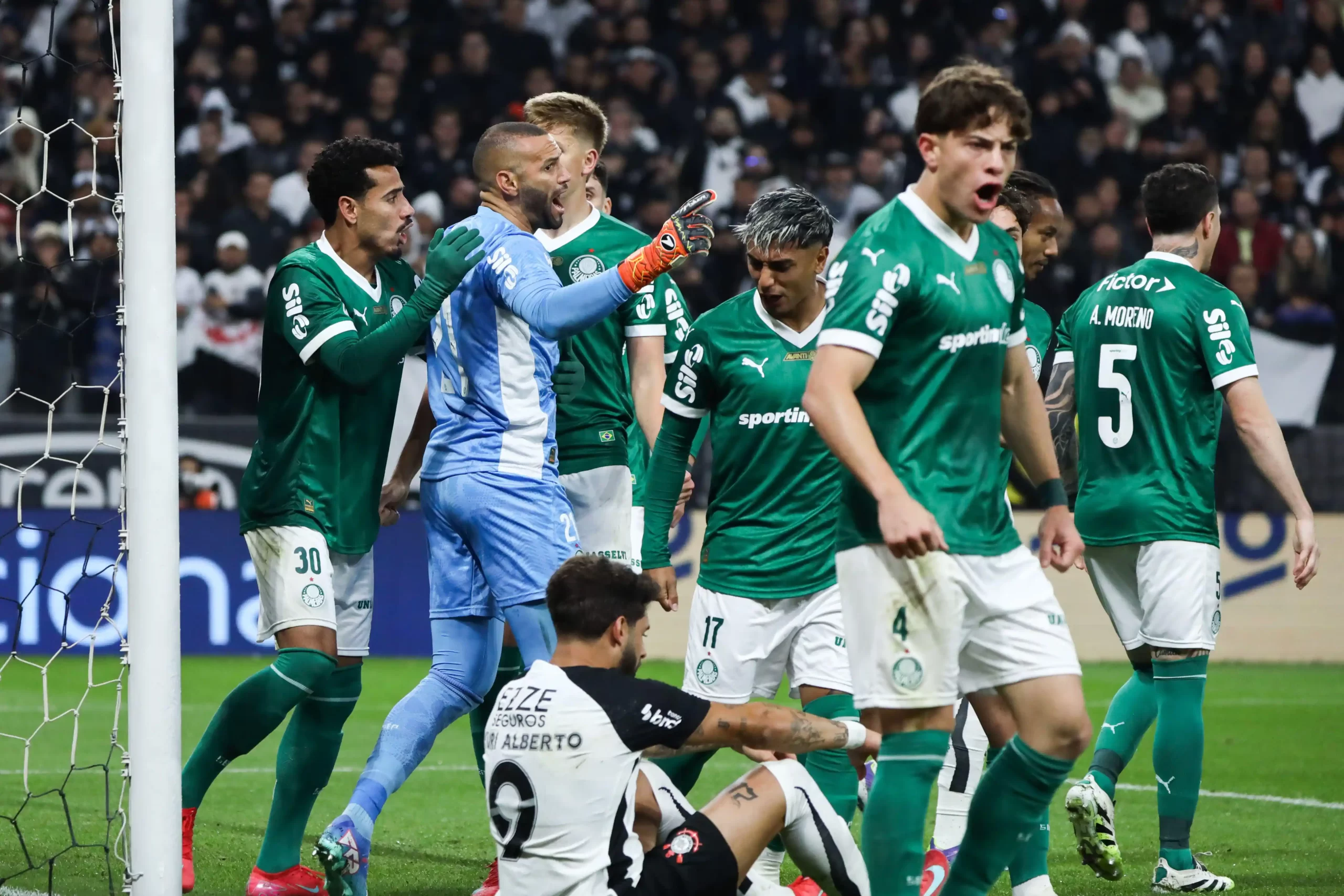 Jogadores do Palmeiras comemoram.