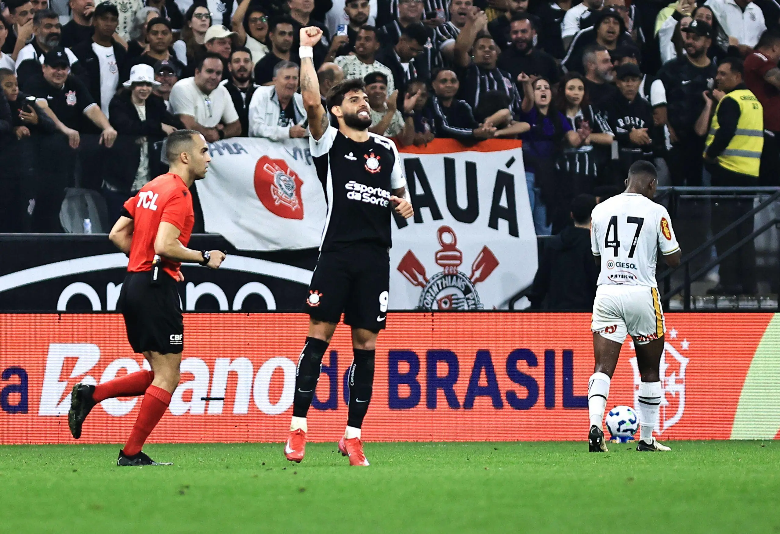 Yuri Alberto comemora gol