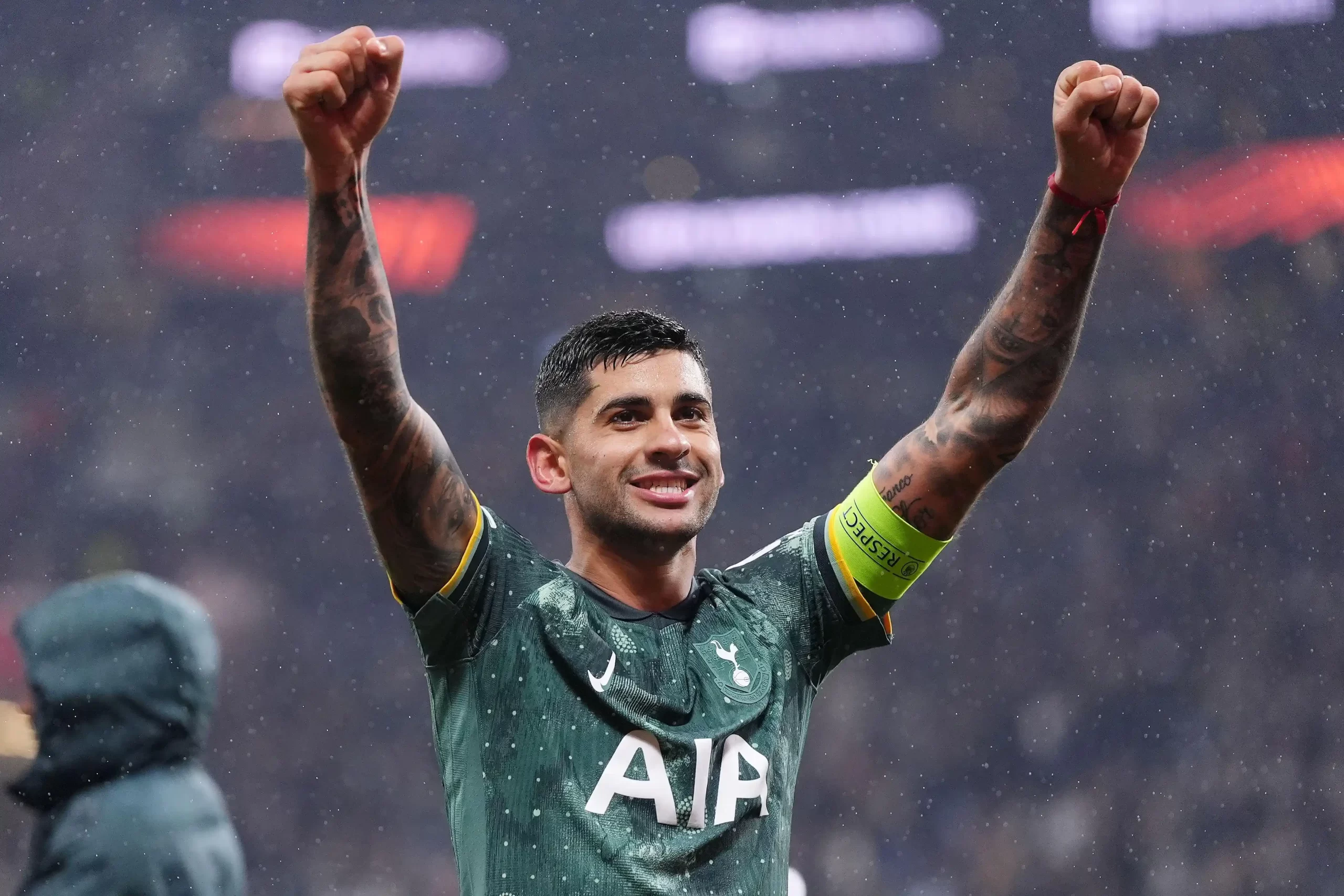 Romero comemorando com a camisa do Tottenham