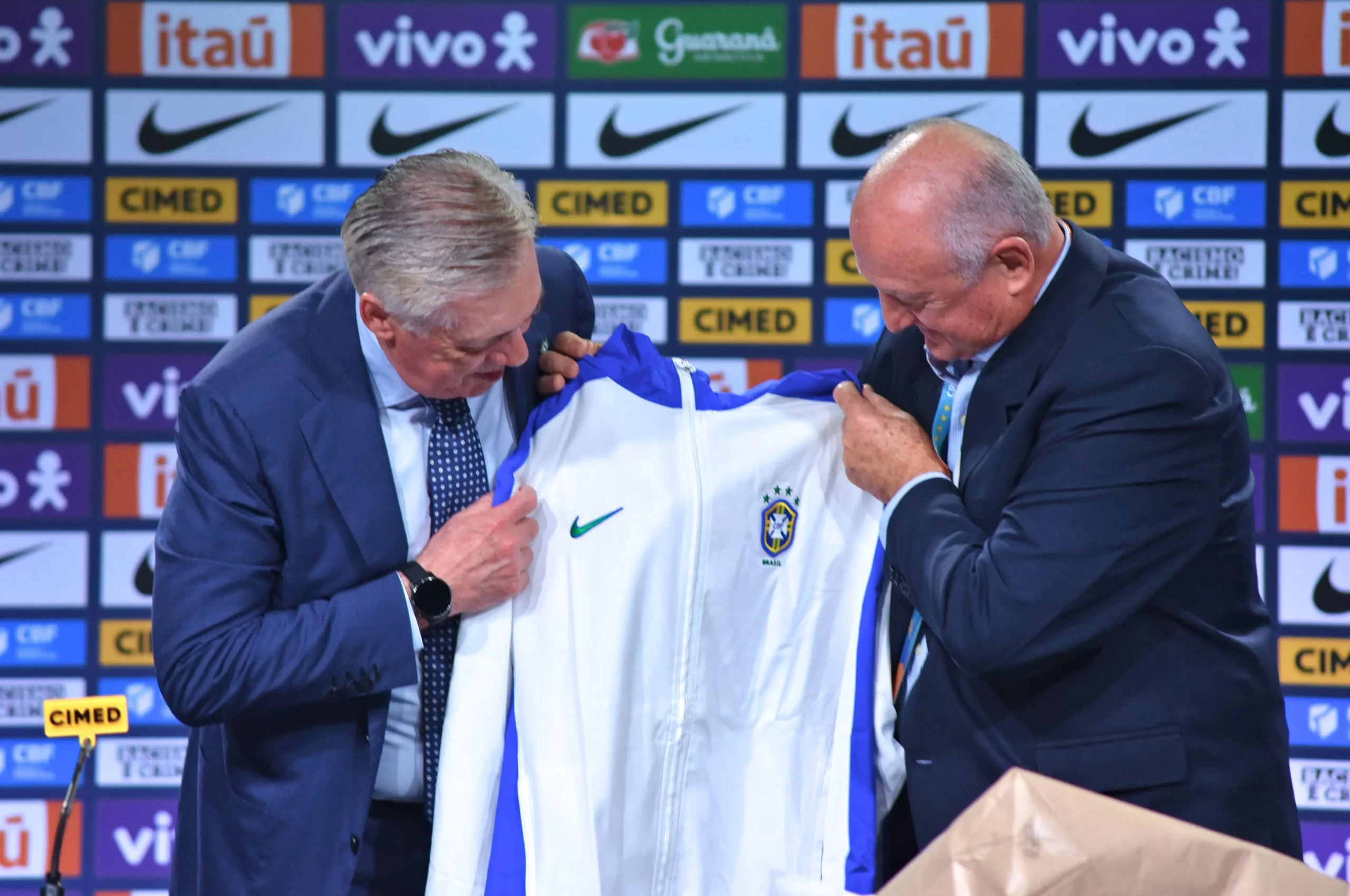 Ancelotti recebe casaco da Seleção do ex-técnico Felipão