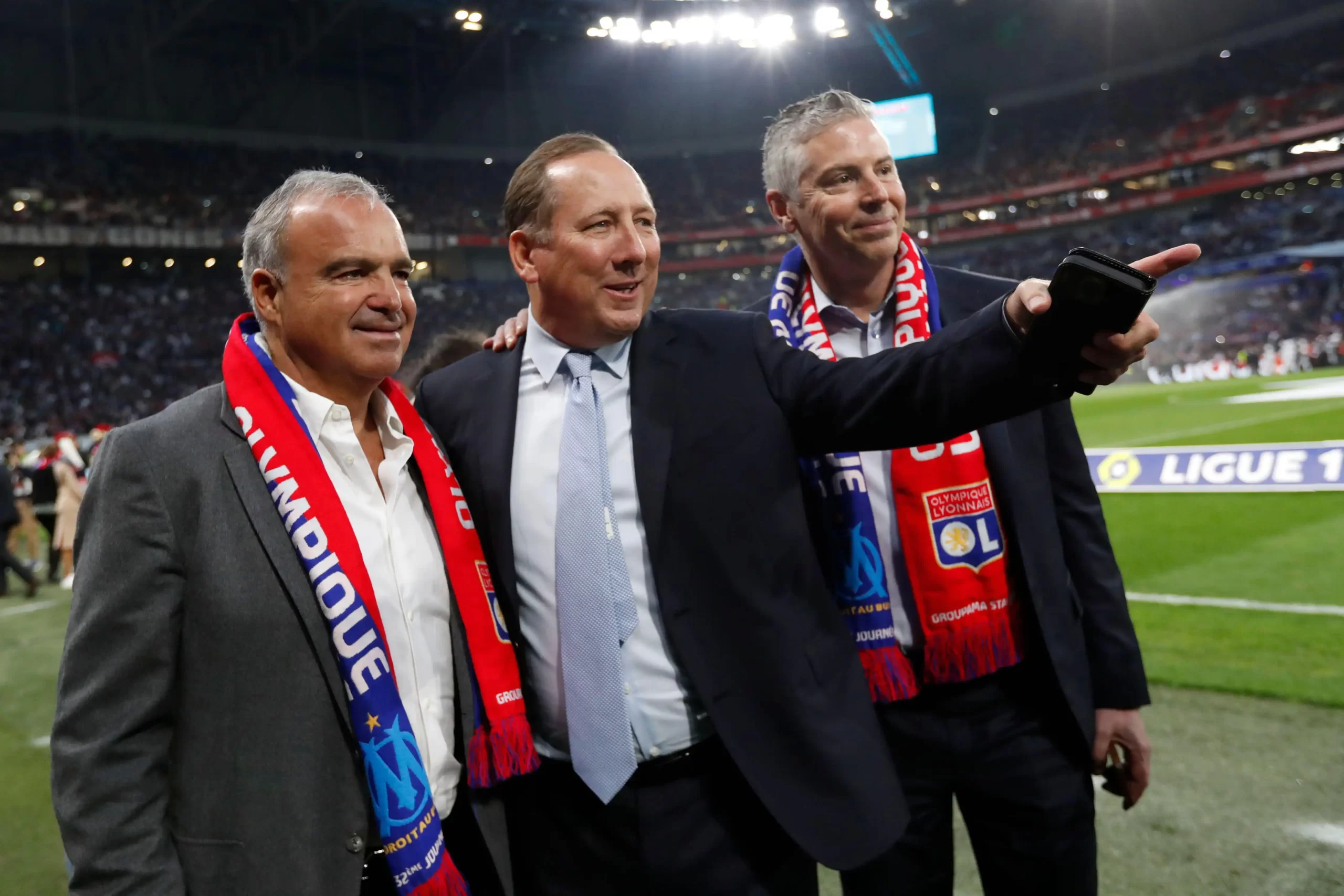 John Textor acompanha jogo do Lyon.