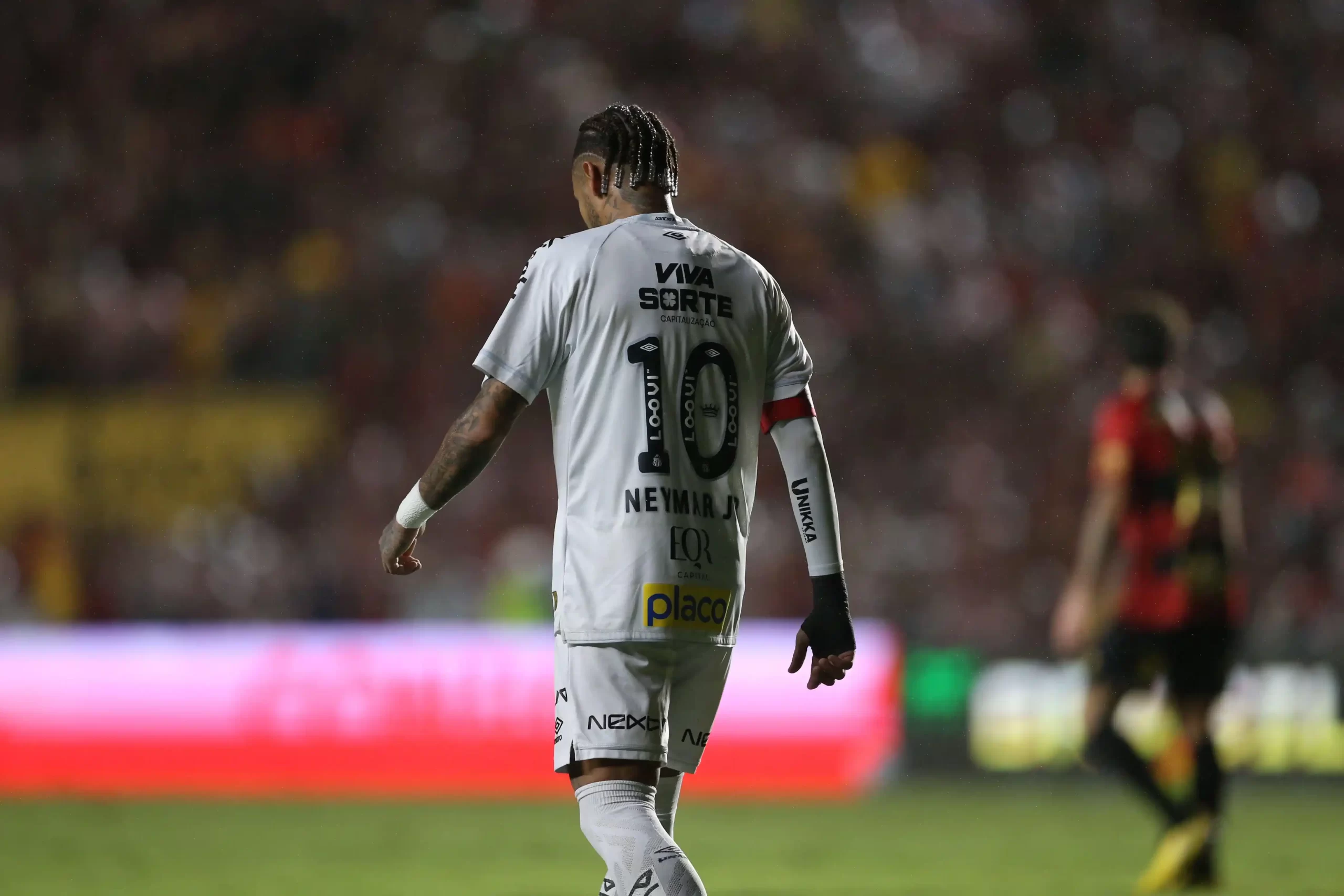 Neymar com a camisa 10 do Santos