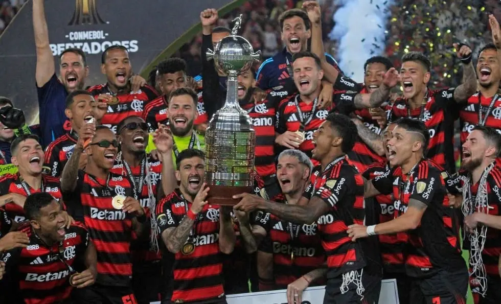Jogadores do Flamengo levantam o troféu de campeão da Libertadores 2025