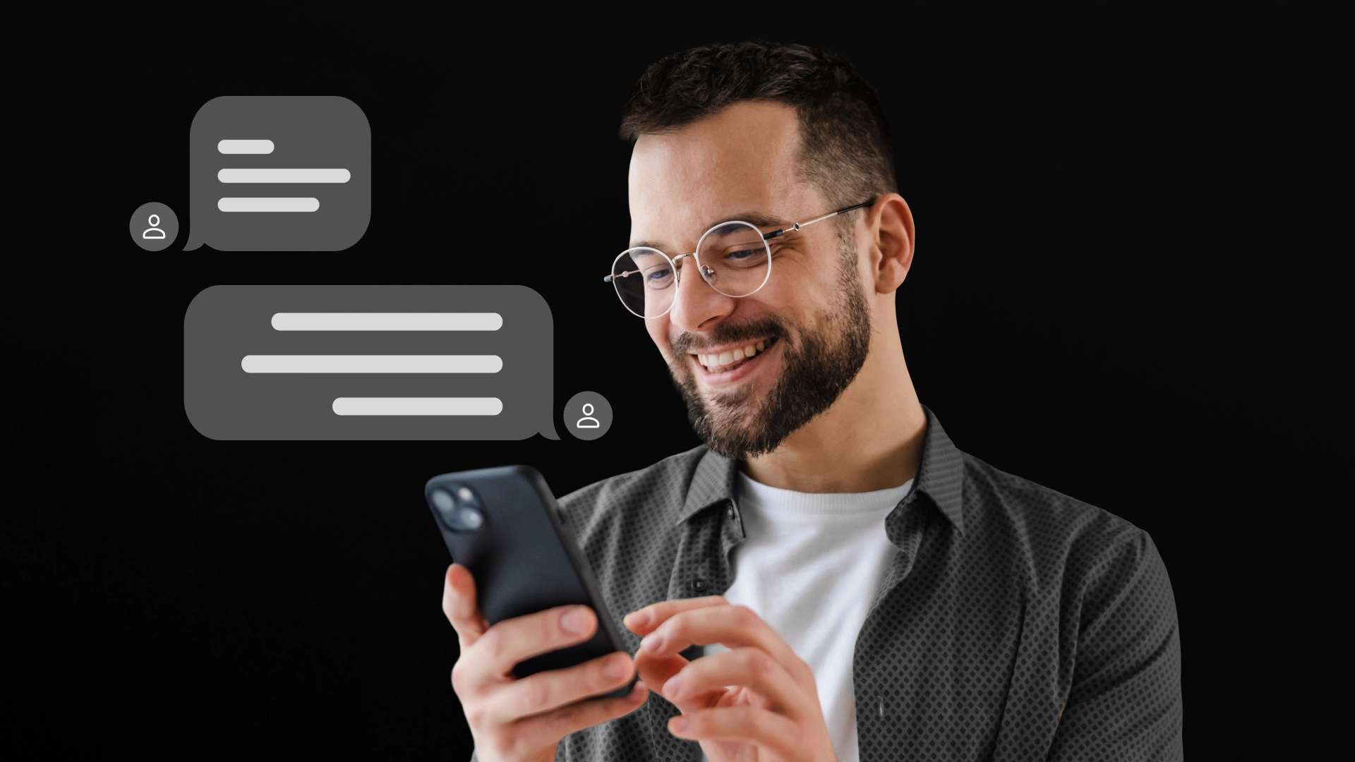 Imagem mostra homem sorrindo enquanto utiliza um celular