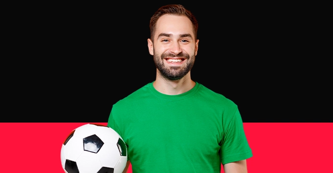 Imagem mostra homem sorrindo ao segurar uma bola