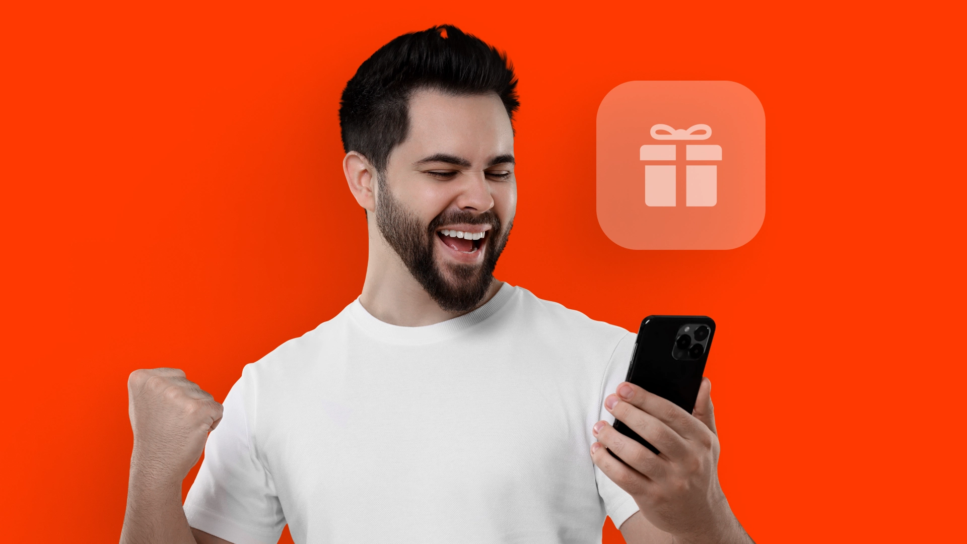 Imagem mostra homem comemorando ao utilizar um celular