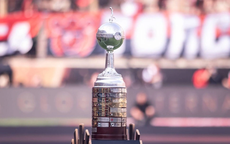 Troféu da Libertadores na final de 2025, vencida pelo Flamengo