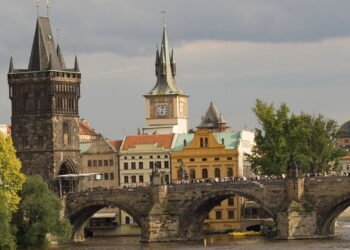 Ponte Carlos: Um ícone histórico de Praga