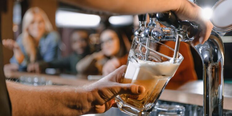 Cerveja a partir de urina reclicada é feita em empresa sueca - depositphotos.com / ArturVerkhovetskiy