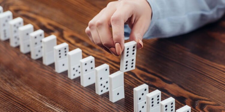 Muito mais que um jogo — o dominó é encontro, tradição e memória - depositphotos.com / AndrewLozovyi