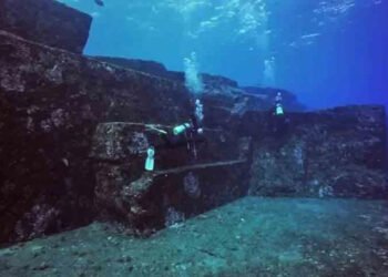 A pirâmide subaquática de 30 metros