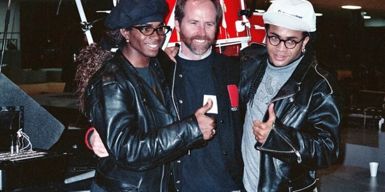 Fab Morvan (à esquerda) e Rob Pilatus (à direita) posam com o presidente do Grammy, C. Michael Greene, no ensaio para o Grammy Awards de 1990 - Wikimedia Commons/Alan Light