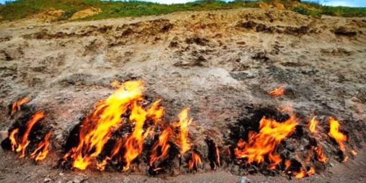 A montanha Yanar Dag está localizada na região do Cáucaso - Reprodução do X