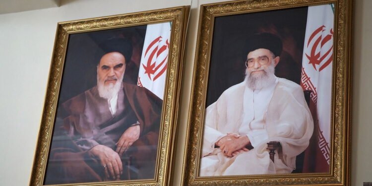 Khomeini (à esquerda) e Khamenei (à direita) - depositphotos.com / ajlber