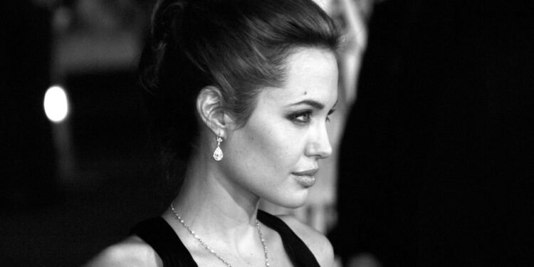 Angelina Jolie é uma das atrizes mais famosas do mundo - depositphotos.com / PopularImages