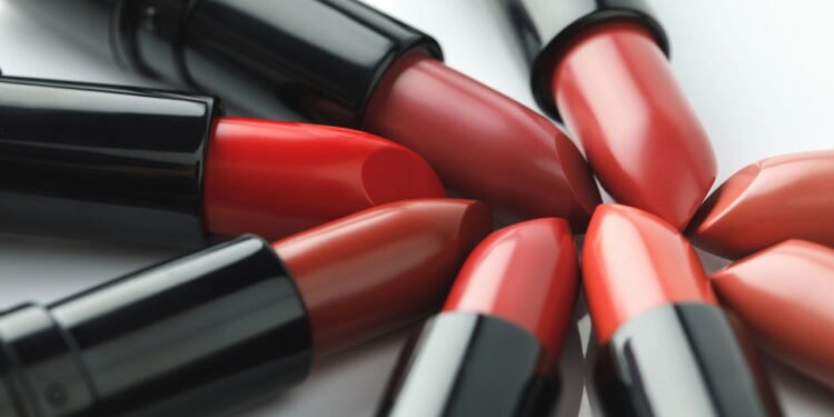 Batom é um dos cosméticos favoritos das mulheres - depositphotos.com / AntonMatyukha