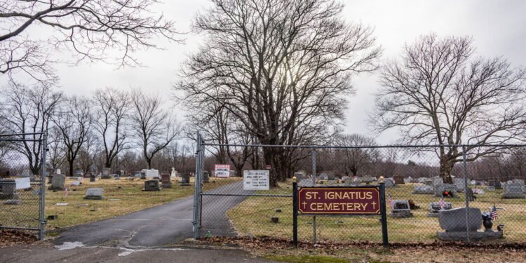 Cemitério de Santo Inácio em uma Tarde de Inverno, Centralia, Pensilvânia, EUA - depositphotos.com / waltbilous
