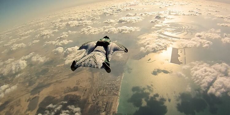 Wingsuit Flying é considerado o esporte mais perigoso do mundo - Wikimedia Commons/Richard Schneider