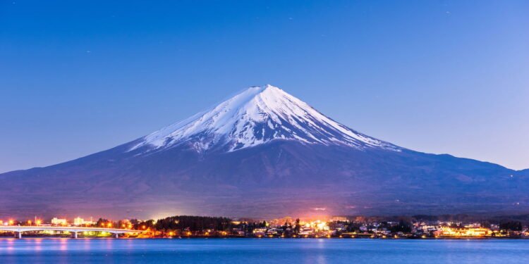 Monte Fuji, Japão, no Lago Kawaguchi -  depositphotos.com / sepavone