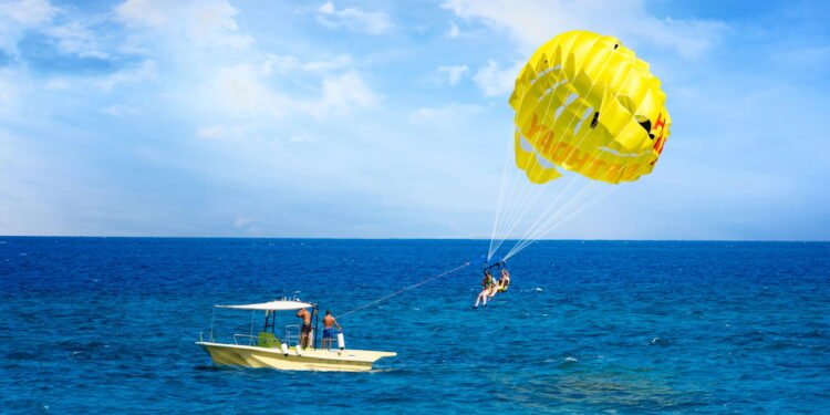 Parasailing conquista o coração de quem gosta de aventura - depositphotos.com / luboskova@gmail.com