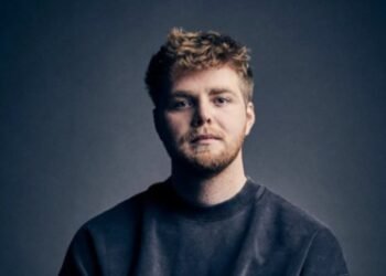 O cantor e compositor Alex Warren