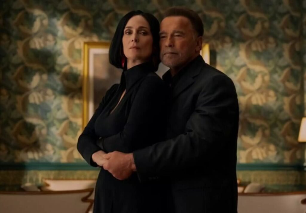 Carrie-Anne Moss  e Arnold Schwarzenegger na série "Fubar"