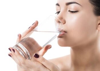 beber água ajuda os rins