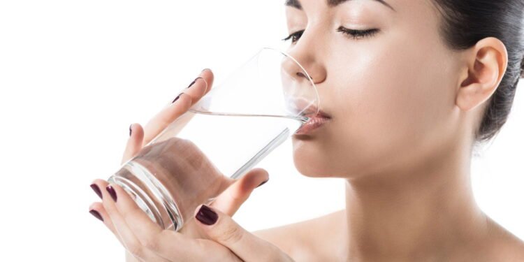 beber água ajuda os rins