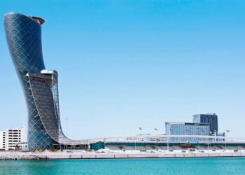 Capital Gate, a torre inclinada de Abu Dhabi, nos Emirados Árabes