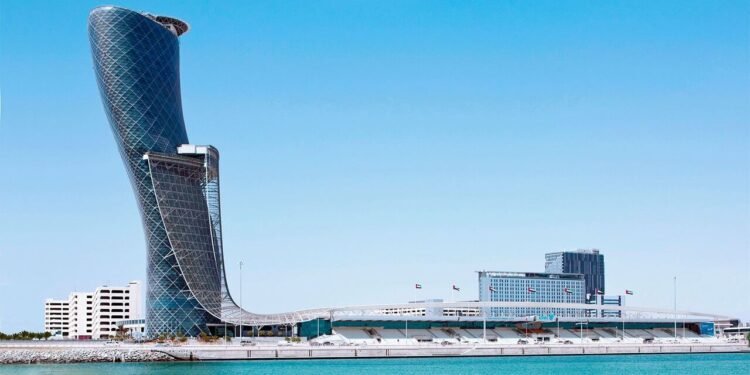 Capital Gate, a torre inclinada de Abu Dhabi, nos Emirados Árabes