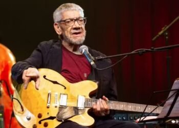 O guitarrista e violonista Hélio Delmiro