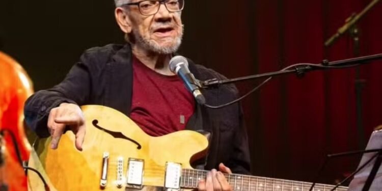 O guitarrista e violonista Hélio Delmiro