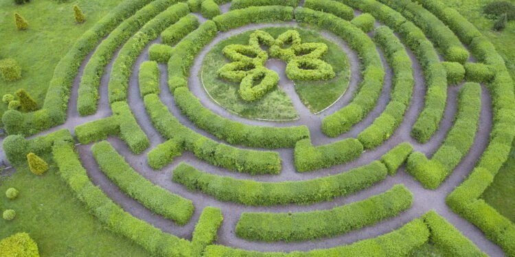 Jardim de topiaria em forma de labirinto, no Jardim Botânico Grishka, em Kiev - depositphotos.com / maykal