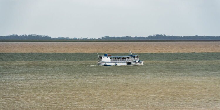 Fenômeno natural do encontro das águas azuis do rio Tapajós com as águas barrentas do rio Amazonas, em Santarém, no estado do Pará, Brasil - depositphotos.com / RudiErnst