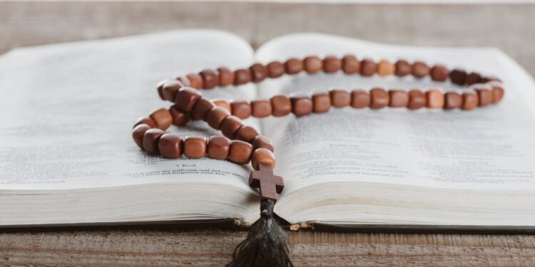 Terço e bíblia