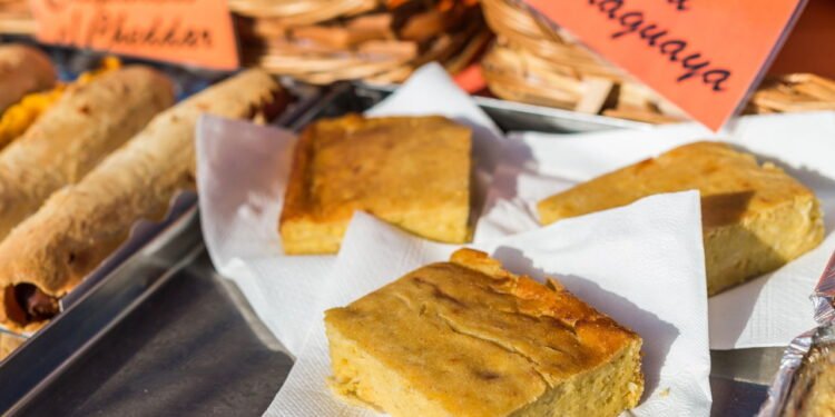 A "sopa paraguaia" não é líquida e nem servida em tigelas - depositphotos.com / mejikyc