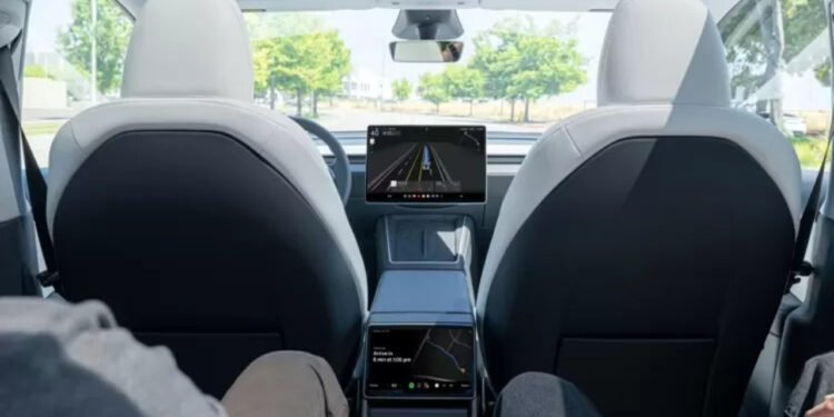 Model Y como robotaxi e com tela na parte traseira para acionar a corrida - Diculgação/Tesla