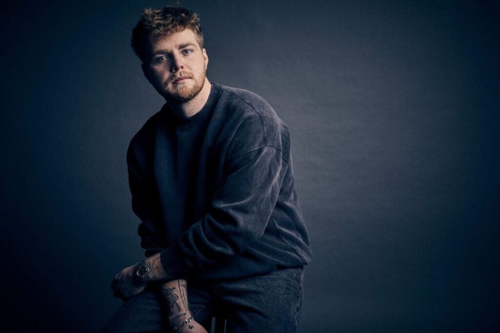 O cantor e compositor Alex Warren