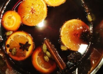 Aproveite o friozinho e saiba a receita de fazer um quentão de vinho perfeito