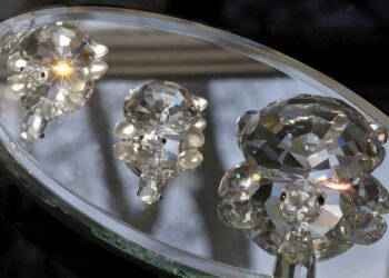 Brilho ou ilusão? Descubra agora se cristais Swarovski são verdadeiras joias ou apenas bijuterias