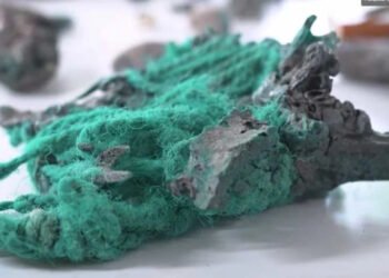 Rochas de plástico surgem em praias do Espírito Santo e intrigam cientistas: entenda o fenômeno