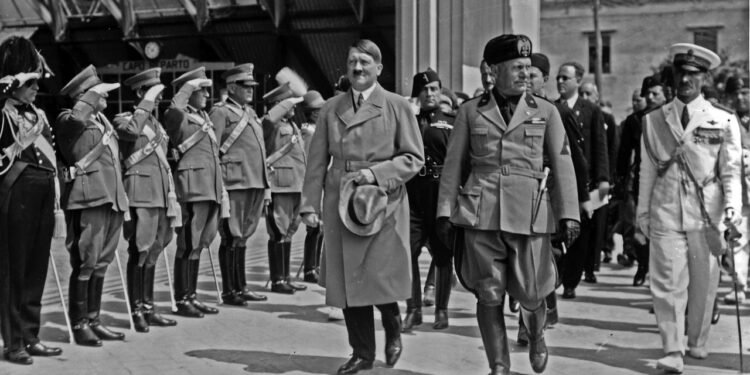 Adolf Hitler (à esquerda) - depositphotos.com / YAY_Images