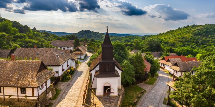 Aldeia de Holloko - depositphotos.com / zoltangabor