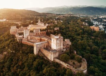 Alhambra, vestígio da influência muçulmana na Espanha, é de uma beleza incrível