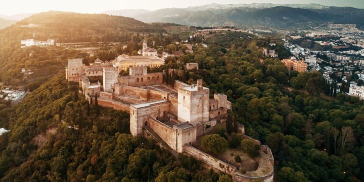 Imagem aérea da Alhambra - depositphotos.com / rabbit75_dep