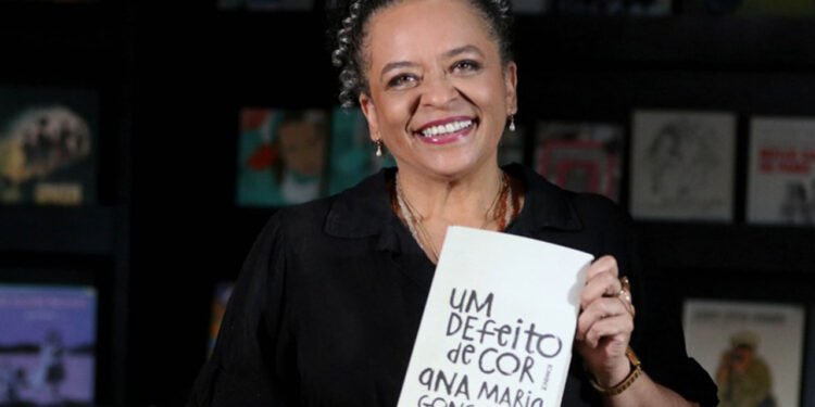 Ana Maria Gonçalves e seu livro - Tânia Rêgo/Agência Brasil