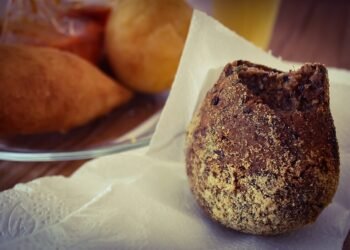 O petisco que virou febre nos bares do Rio: você já provou bolinho de feijoada?