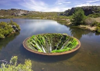 O buraco misterioso que suga a água de um lago em Portugal intriga turistas e viraliza nas redes