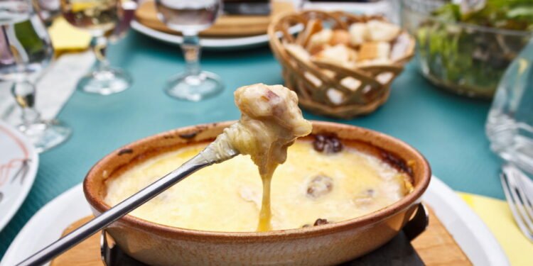 Fondue de Queijo está entre os pratos para o inverno